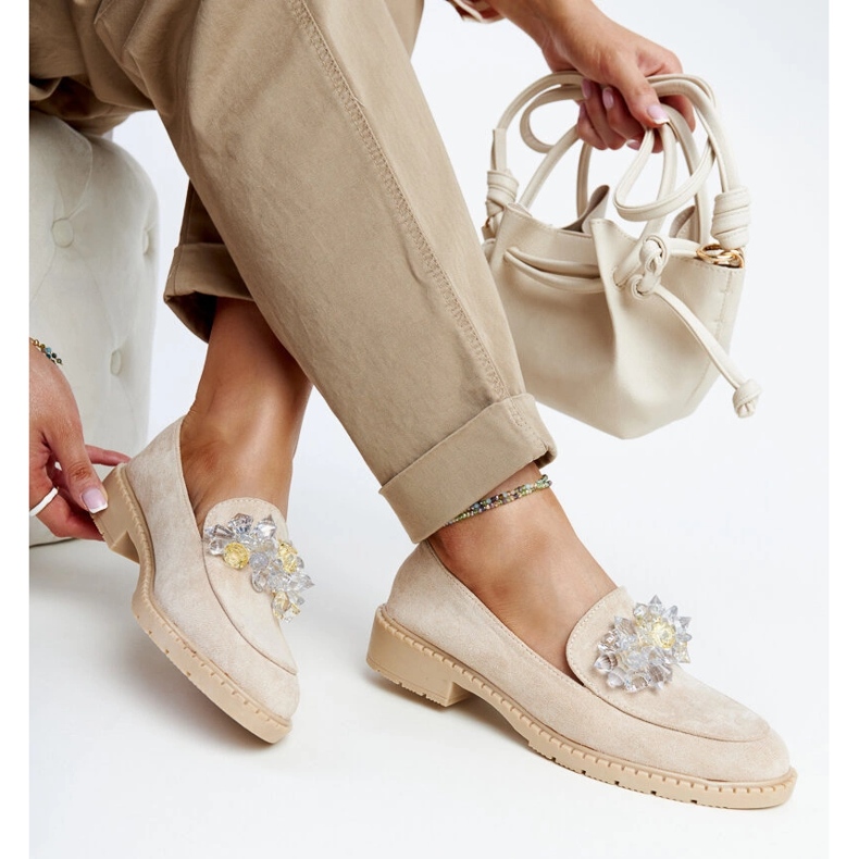 Lys beige ruskind loafers med Zemzem krystaller 1