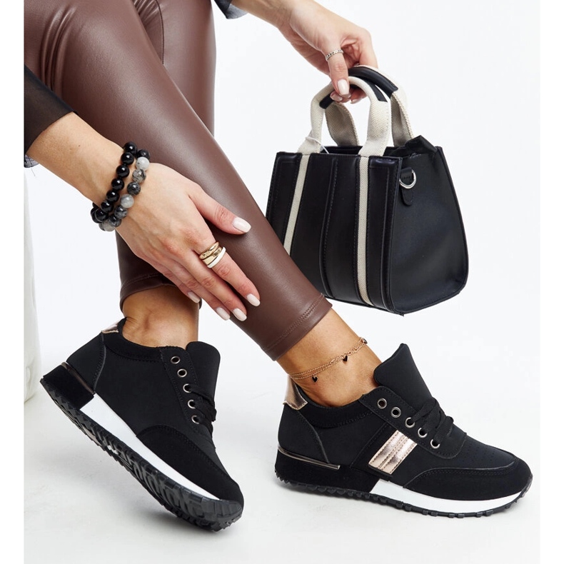 Sorte sneakers på Nihad gummiplatform 1