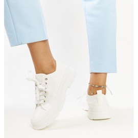 Hvide sneakers på en chunky Prenzel-sål 3