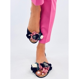 Meliskas med Carmil Sorte blomster 1
