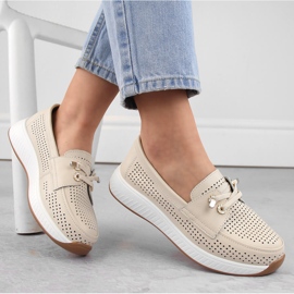 Damesko i læder, gennembrudte slip-on mokkasiner, beige Artiker 54C1753 1