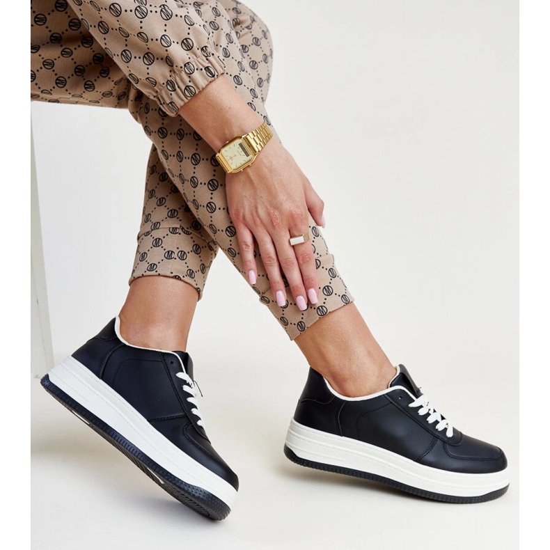 Sorte sneakers på Cvita platformen 1
