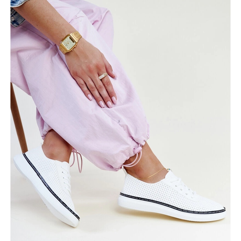 Hvide og sorte gennembrudte Biserka sneakers 1