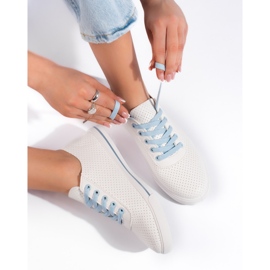 Kvinders hvide og blå gennembrudte sneakers 1