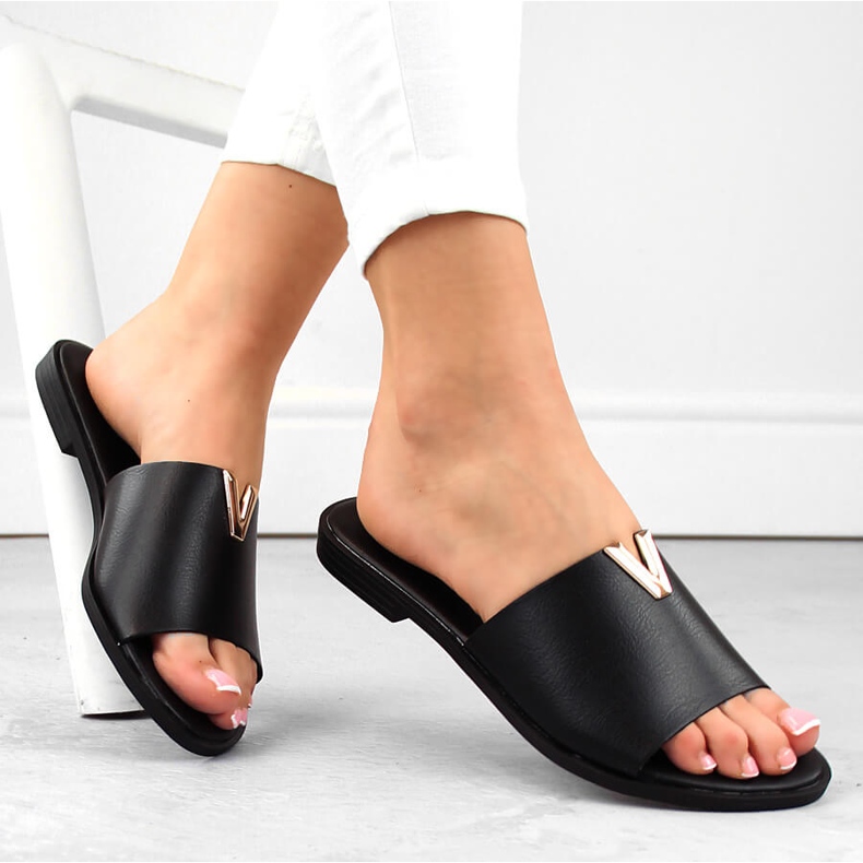 Sorte kvinders lavhælede flip-flops eVento 7736 1