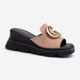 Vinceza Dameflip-flops lavet af øko ruskind på en kile og en platform med gulddekoration, beige Iaria 1