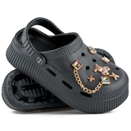 Sorte flip-flops med tyk sål og dekorationer 1