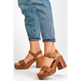 Brune sandaler med platformshæl af træ 2