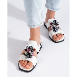 Hvide damesandaler med dekoration 1