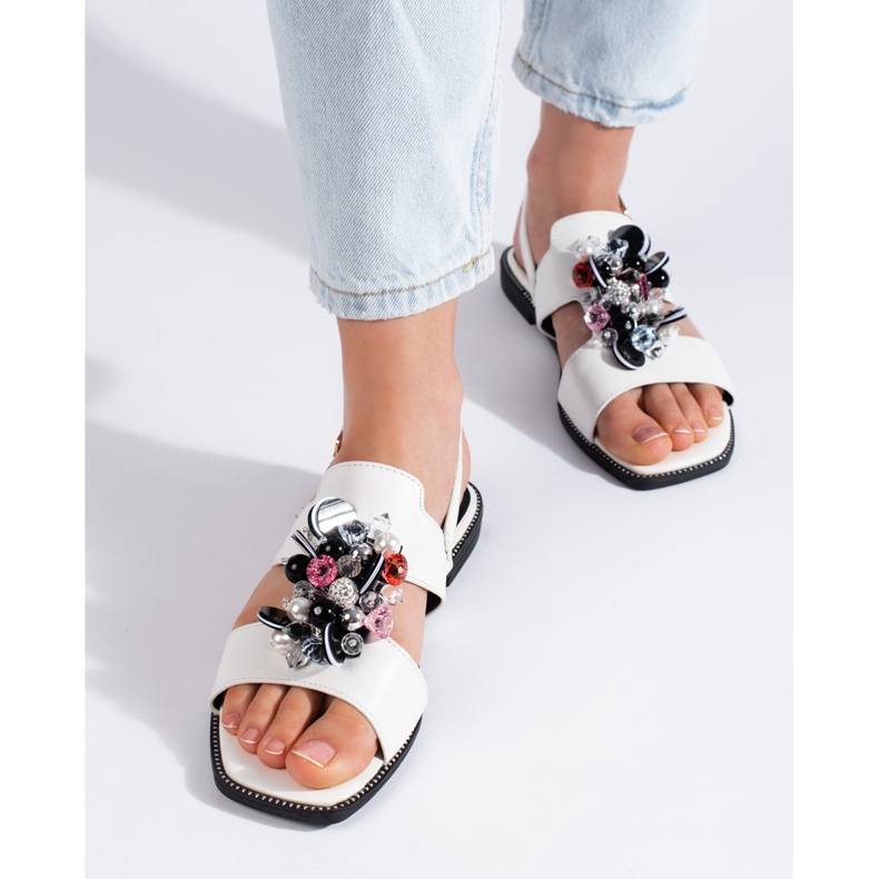 Hvide damesandaler med dekoration 1