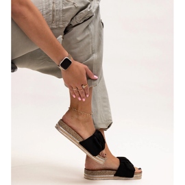 Sorte flip-flops med en massiv Peletra-sål 1
