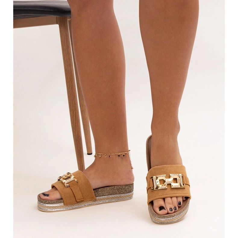 Brune flip-flops med et skinnende spænde fra Niamh 1