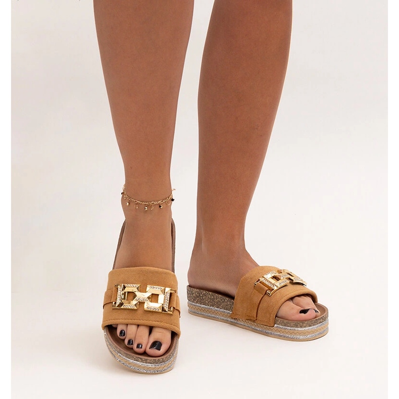 Brune flip-flops med et skinnende spænde fra Niamh 2