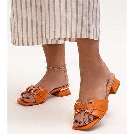 Lavhælede flip-flops med et dekorativt Luara-spænde orange 1