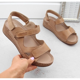 Komfortable damesandaler i læder, beige Helios 138,07 1