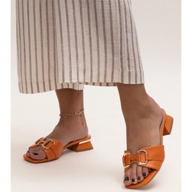 Lavhælede flip-flops med et dekorativt Luara-spænde orange 2