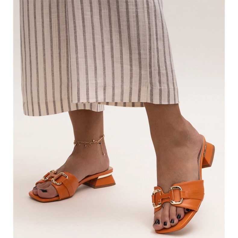 Lavhælede flip-flops med et dekorativt Luara-spænde orange 2