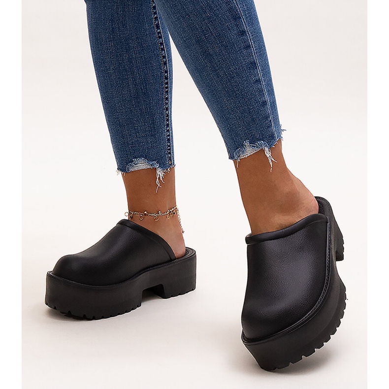 Sorte flip-flops med massiv Huss sål 1