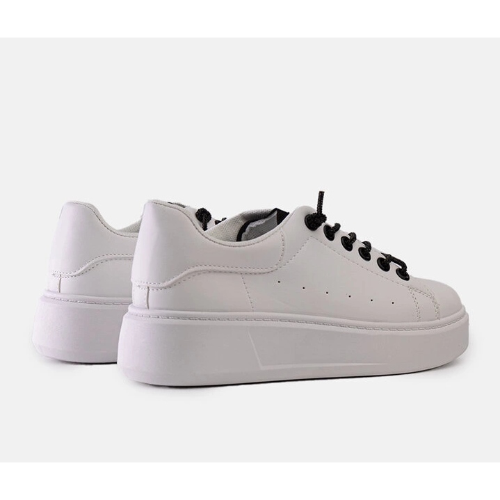 Hvide sneakers med iøjnefaldende Asmait dekoration 1