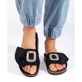 Sorte flip flops på korksål 1