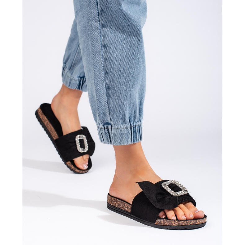Sorte flip flops på korksål 2