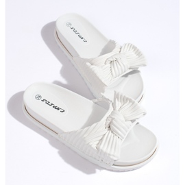 Hvide flip-flops med en tyk sål 1