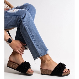 Sorte flip-flops med blomster på Apolonia platformen 1