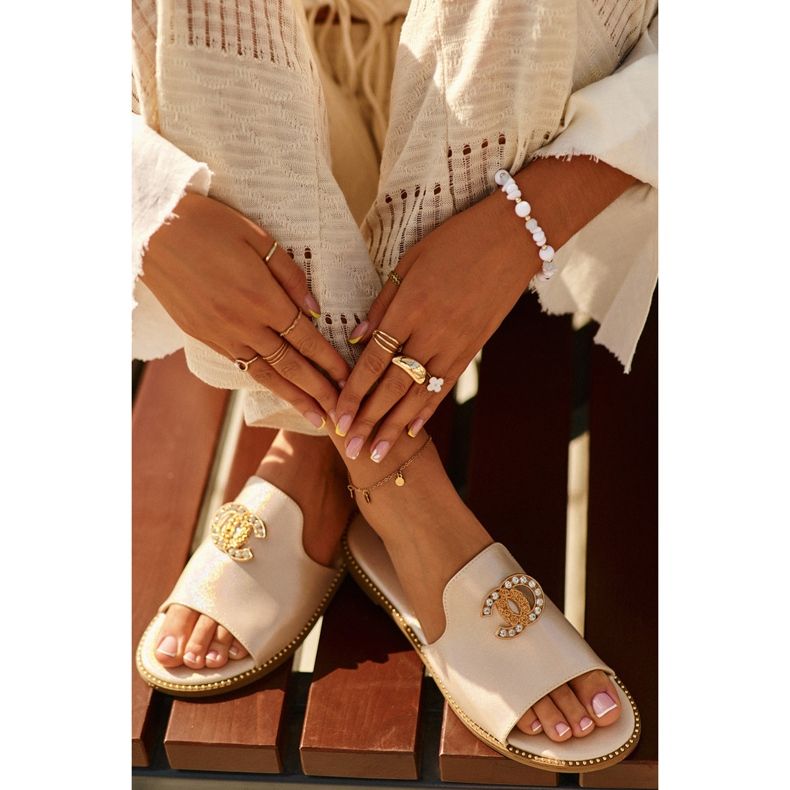 Elegante skinnende flip-flops til kvinder med dekoration S.Barski KV27-050 guld gylden 2