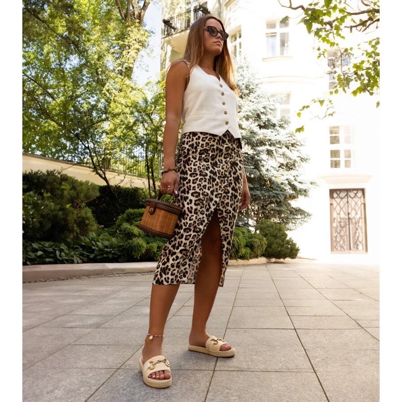 Beige flip-flops med guldspænde fra Feorie 2