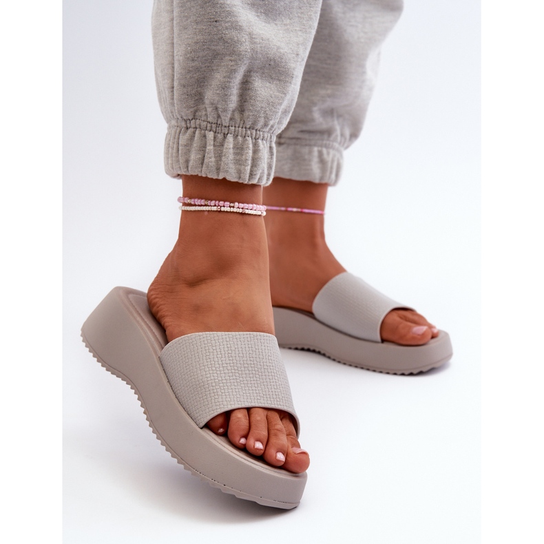 Kvinders flip-flops på en platform og kile grå vimarils 2