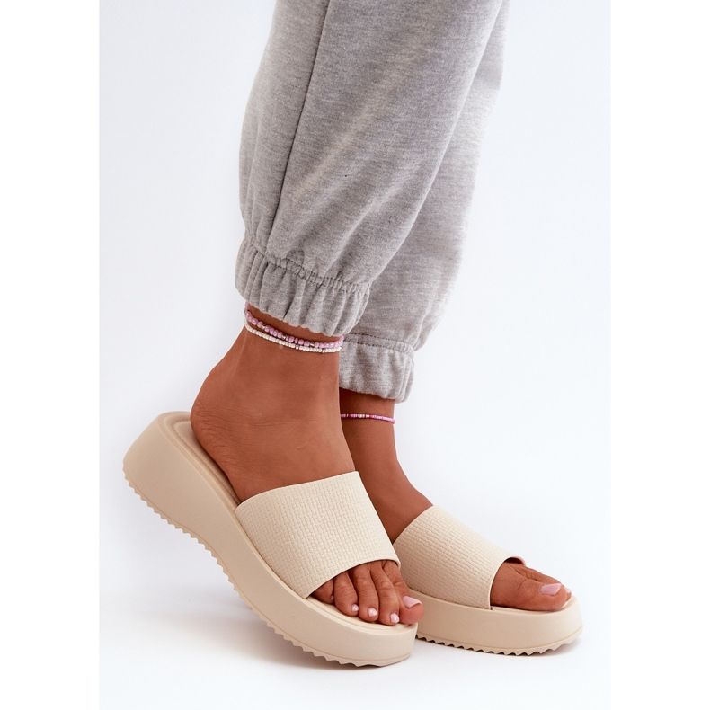 Kvinders flip-flops på en platform og kile, lys beige vimarils 1