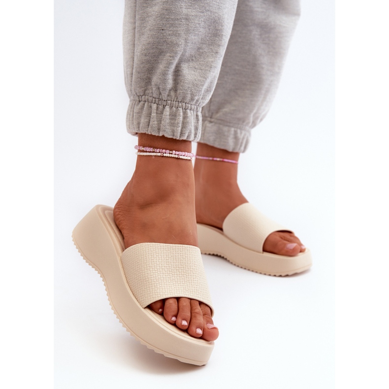 Kvinders flip-flops på en platform og kile, lys beige vimarils 2