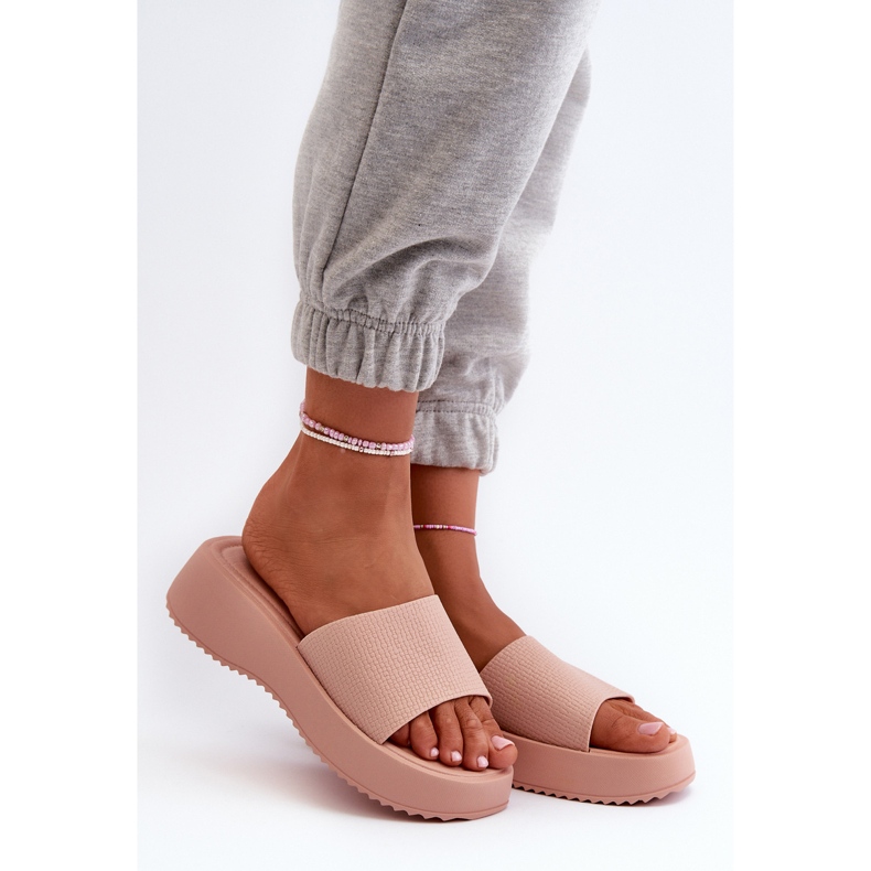 Kvinders flip-flops på en platform og kile, pink vimarils lyserød 1