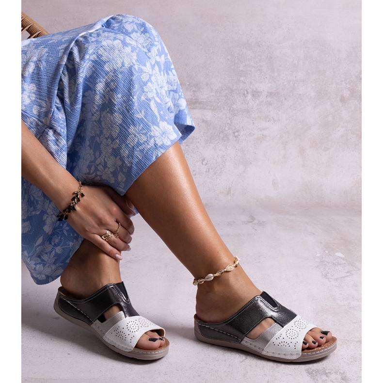 Hvide og sorte skinnende Saminar flip-flops 1