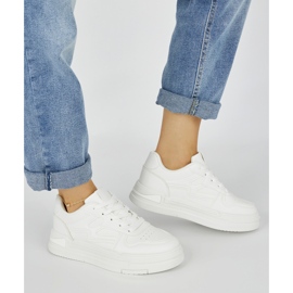 Kvinders hvide sneakers på platformen 2