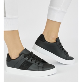 Sorte sneakers på platformen 1