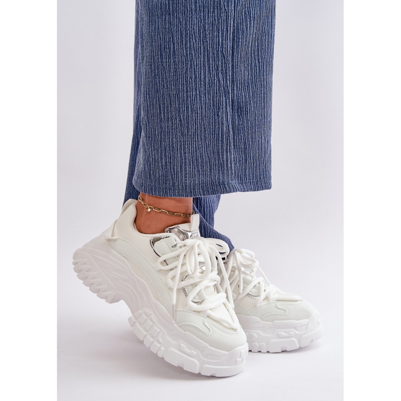 Sneakers til kvinder på en massiv sål, hvid Nevela 1