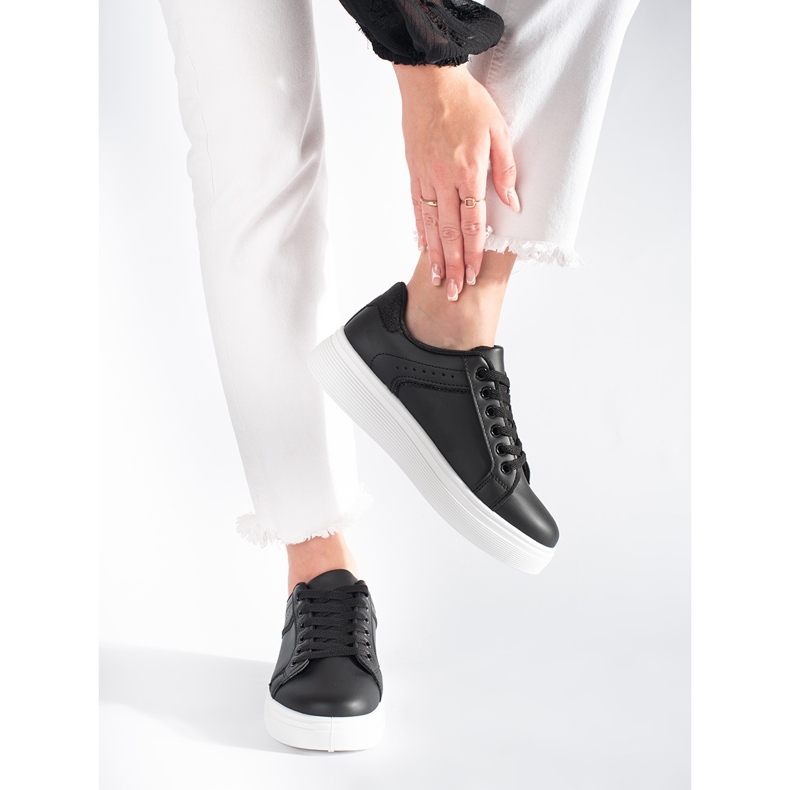 Sorte sneakers på platformen 2
