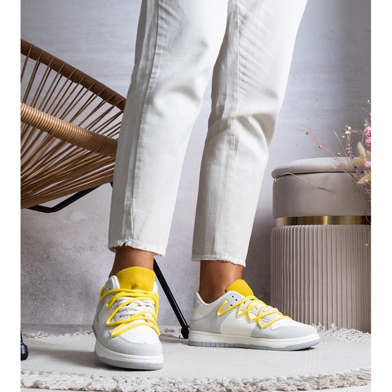 Grå sneakers med gule snørebånd fra Aucoin 1