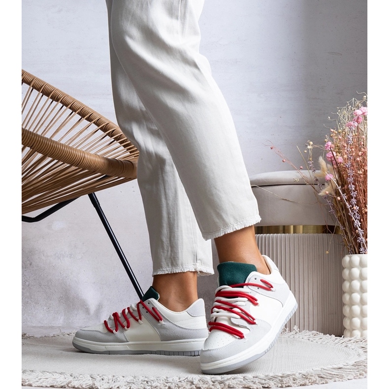 Grå sneakers med røde snørebånd fra Aucoin hvid 1