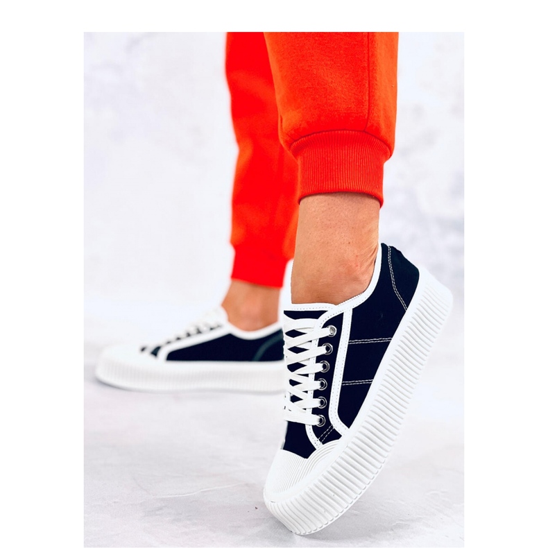Damesneakers på den sorte platform 1