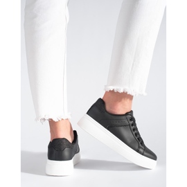 Sorte sneakers på platformen 1