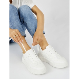 Kvinders hvide sneakers på platformen 1