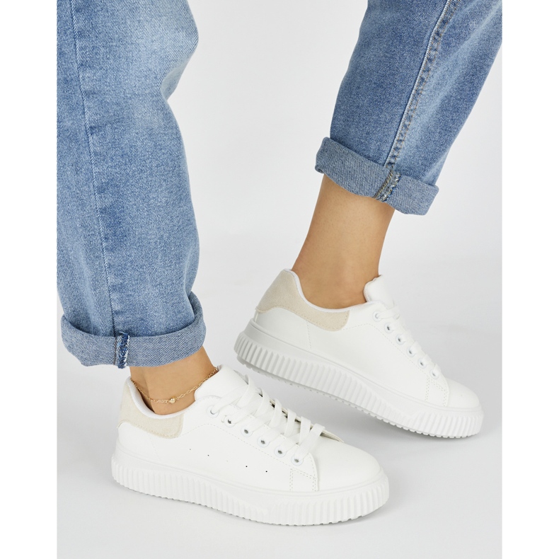Hvide damesneakers med et beige element 2