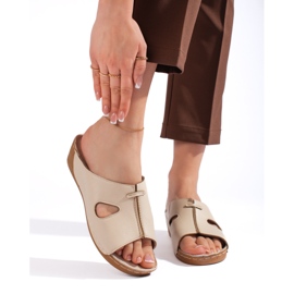 Komfortable beige kilesandaler til kvinder 1