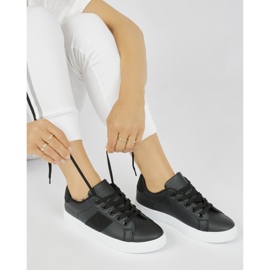 Sorte sneakers på platformen 2