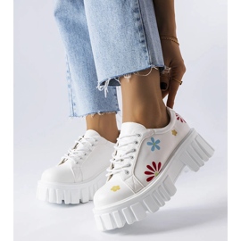 Hvide brogues dekoreret med Gemini blomster 1