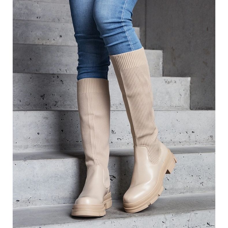 Beige slip-on støvler med en fleksibel overdel på en massiv Elthea sål 1