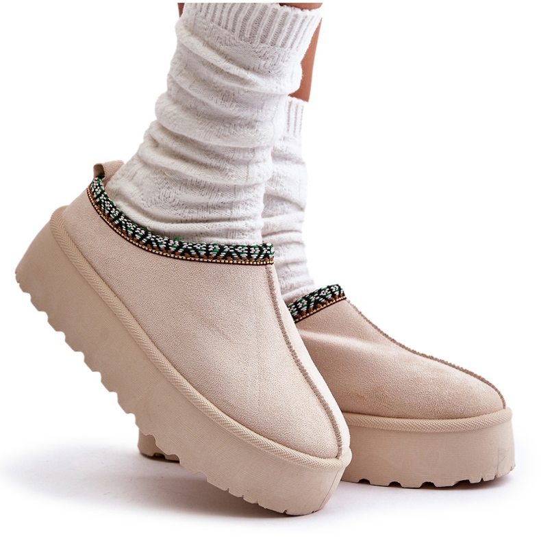 Kvinders hjemmesko på platformen med lys beige broderi 4