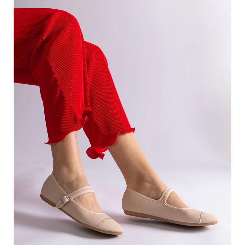 Beige balletflader med mat finish, fastgjort med et spænde 2